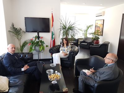إستقبلت وزيرة المهجرين الدكتورة غادة شريم في الوزارة سفير الأرجنتين